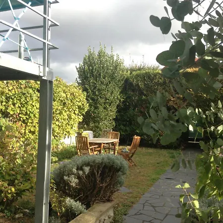 Aux Portes De Paris Bed & Breakfast *